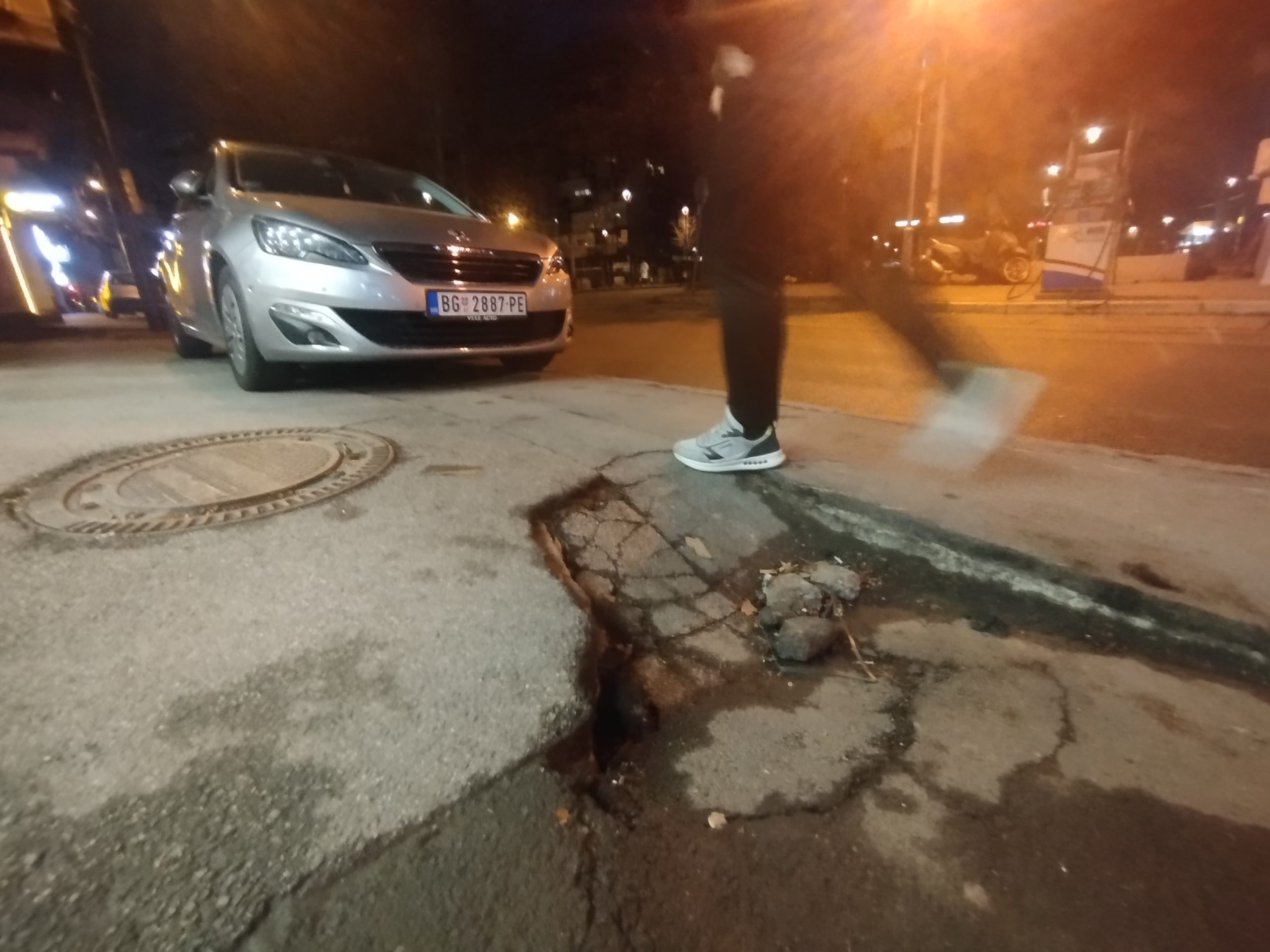 Рупа на путу / оштећен коловоз — Vojvode Šupljikca 44